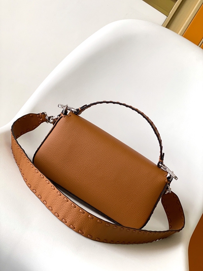 フェンディバッグ背面デザイン